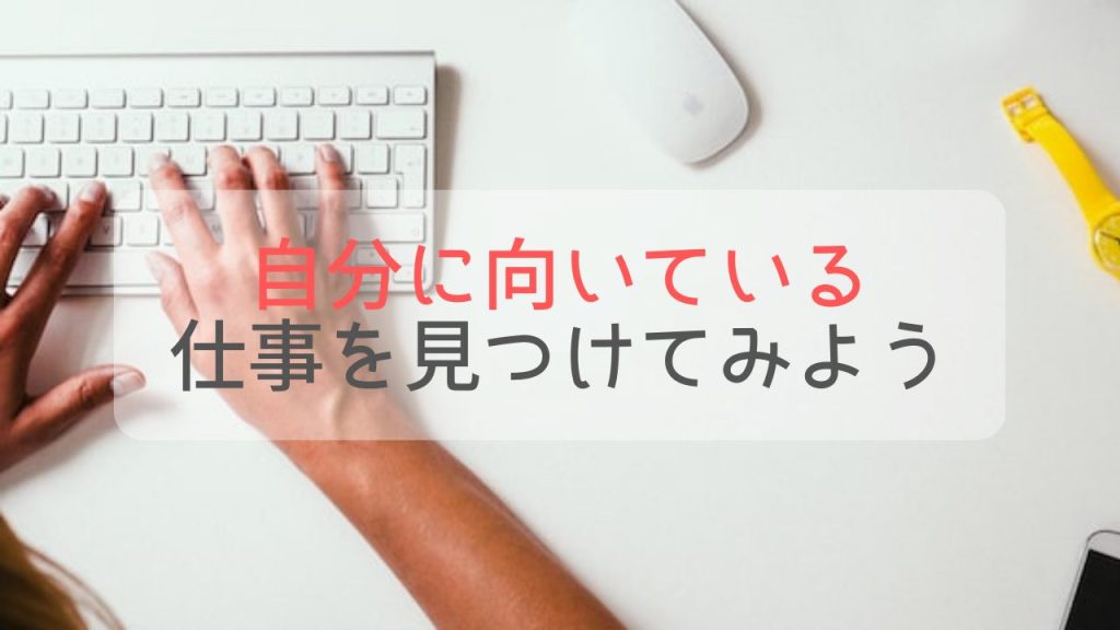 パソコンのキーボードを打つ人の手や黄色い時計にマウス