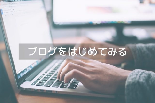 Macのパソコンをタイピングする男性の手