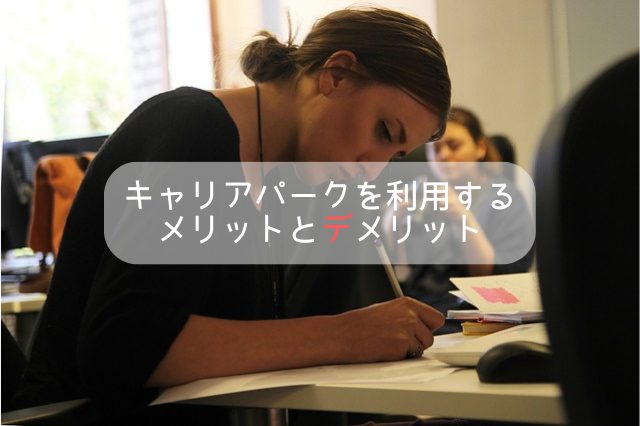 大学でメモを取って真剣に勉強する女性