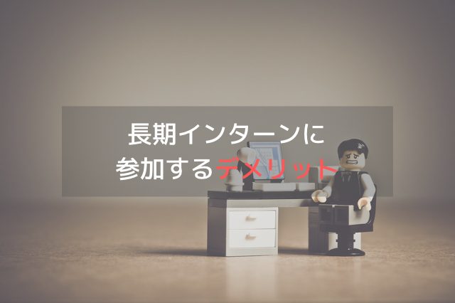 茶色の部屋に置かれた人形のレゴのおもちゃと同じサイズのオフィス