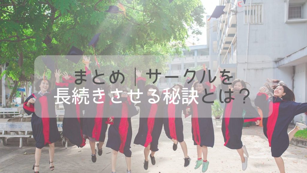 大学の中でジャンプしている女子大学生